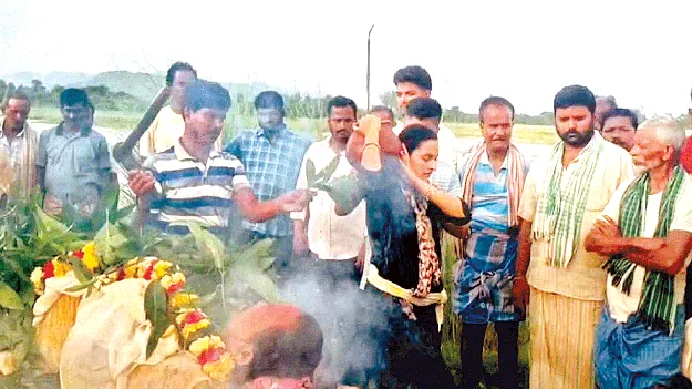 తండ్రికి తలకొరివి పెట్టిన తనయ