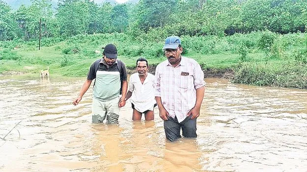 గెడ్డ దాటి వెళ్లి పింఛన్ల పంపిణీ