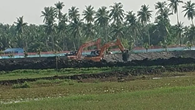 భూమి.. చెరువైంది!