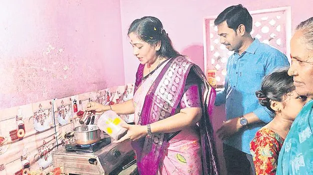 టీ పెట్టి.. పెన్షన్‌ అందజేసి..