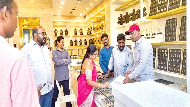  బంగారు దుకాణాలపై అధికారుల దాడులు 