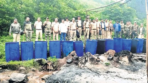 400 లీటర్ల నాటుసారా ధ్వంసం