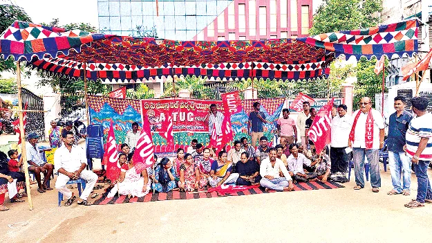 మున్సిపల్ కార్మికుల సమస్యలు పరిష్కరించండి
