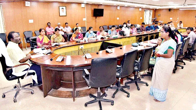 Give notices to those three hospitals. ఆ మూడు ఆస్పత్రులకు నోటీసులు ఇవ్వండి