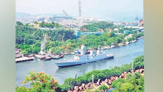 Visakhapatnam: నౌకాదళంలోకి ఐఎన్‌ఎస్‌ నీలగిరి