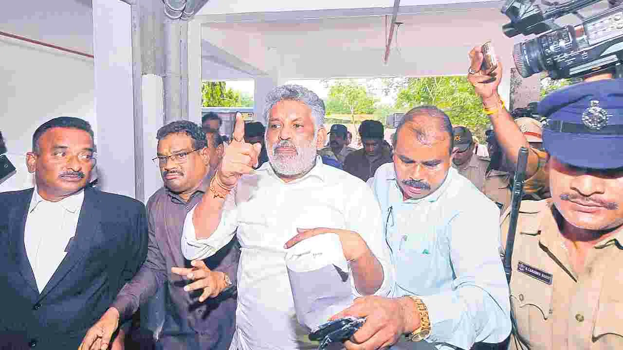 Liquor Scam: కార్లు, ట్రక్కుల్లో కోట్లు తరలించారు