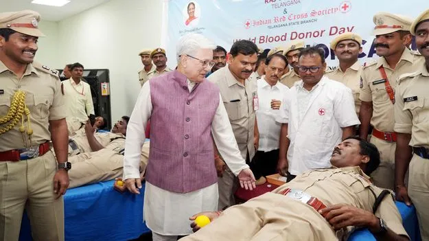 రక్తదాతలు.. సేవాతత్పరులు: గవర్నర్‌ 