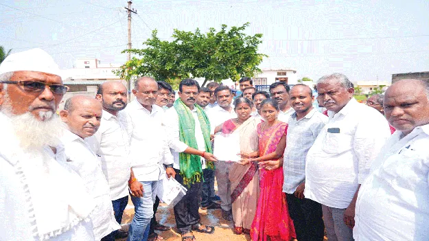 పదేళ్ల పాలనలో ఒక్క ఇల్లు ఇవ్వలేదు 