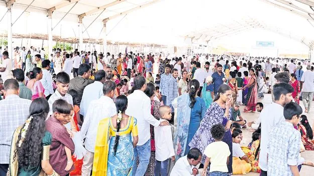 యాదగిరి క్షేత్రం.. కోలాహలం