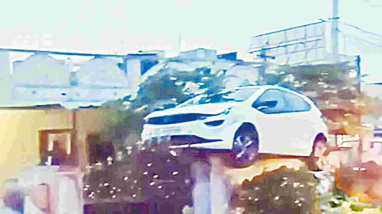 Car Accident: కారును గోడెక్కించేశాడు! 