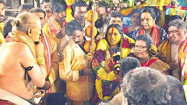 Bonalu Jatara: నాకు రక్తం బలి కావాలి.. లేదంటే అల్లకల్లోలమే! 