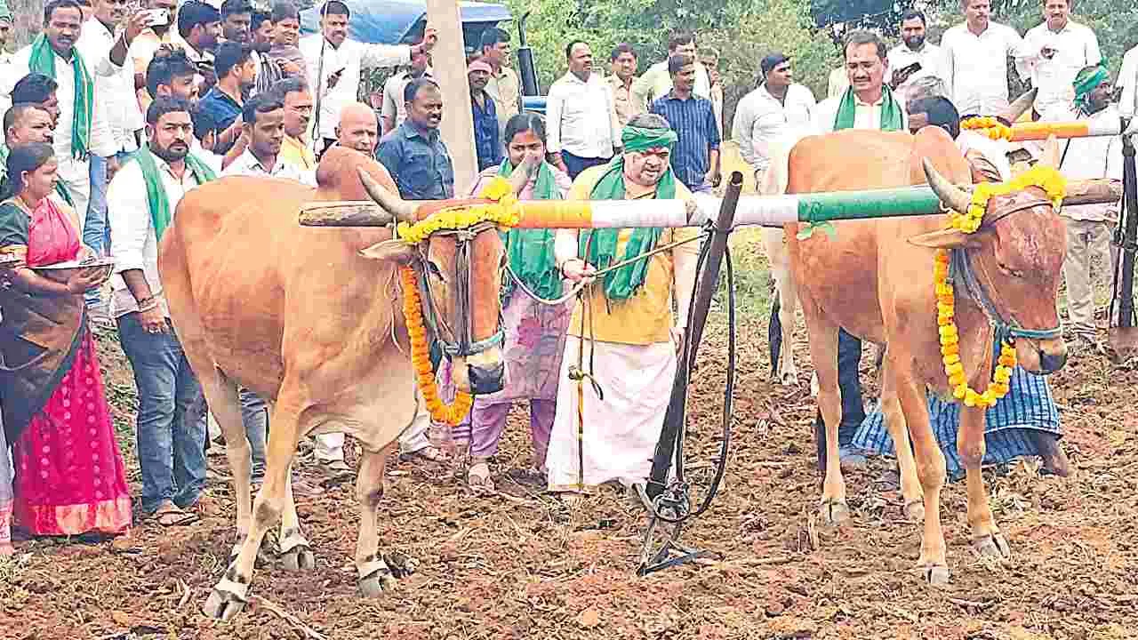 Ponnam Prabhakar: హలం పట్టి.. పొలం దున్ని..