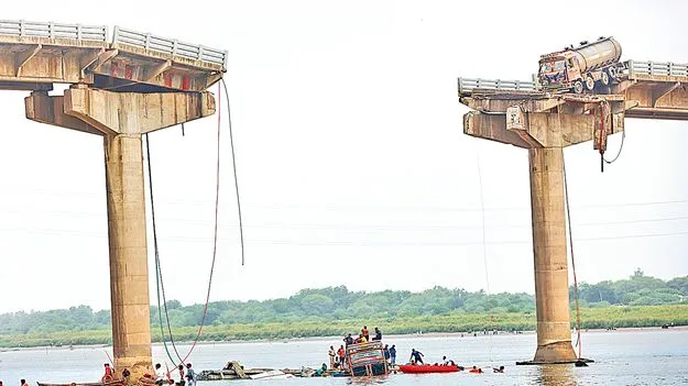 Gujarat: వంతెన కూలి.. నదిలో పడ్డ వాహనాలు