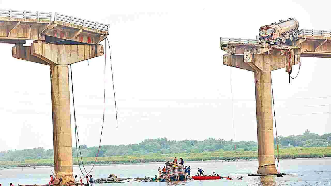 Gujarat: వంతెన కూలి.. నదిలో పడ్డ వాహనాలు 