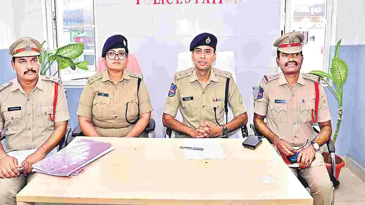 Adilabad: నకిలీ పోలీసుల ముఠా గుట్టు రట్టు