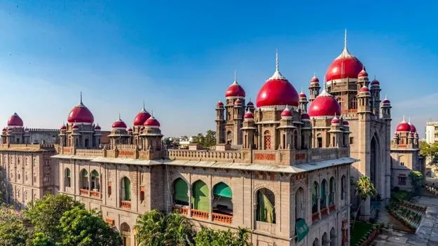 High Court: కేసుల్లో పట్టుబడ్డ వాహనాన్ని రుణ సంస్థ తీసుకోలేదు