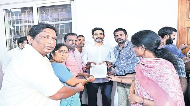 ప్రజల నుంచి వినతులు స్వీకరించిన మంత్రి లోకేశ్‌