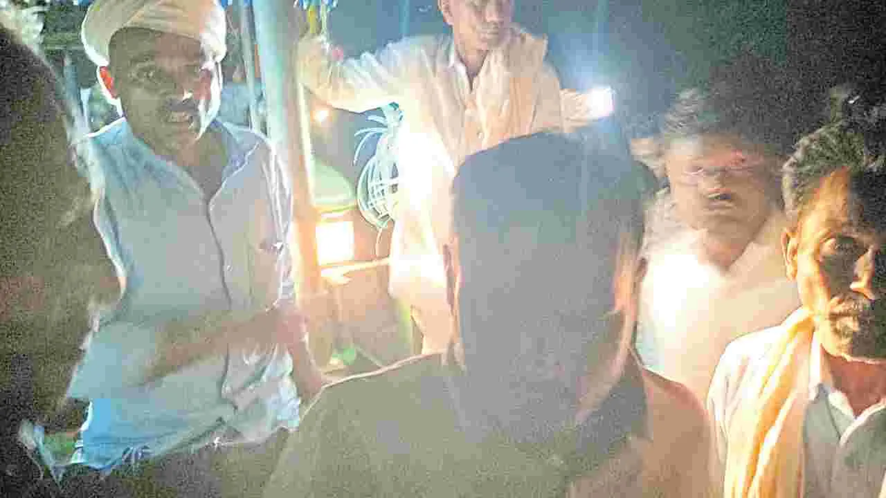 Nizamabad: అటవీ అధికారులపై దాడి