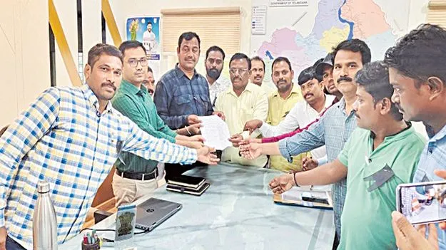 Mulugu: తాడ్వాయి ఆంధ్రజ్యోతి విలేకరి శ్రీకాంత్‌ రెడ్డిపై దాడి పట్ల వెల్లువెత్తిన నిరసన