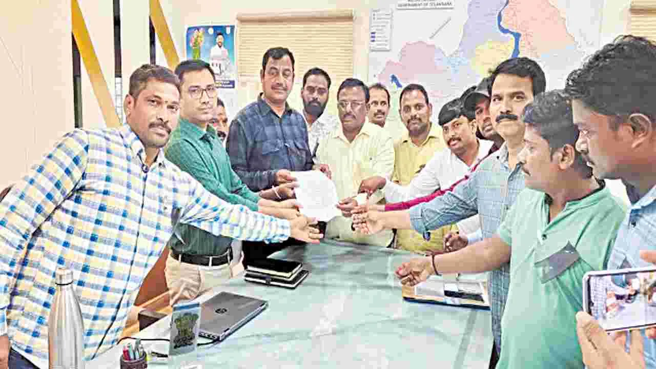 Mulugu: తాడ్వాయి ఆంధ్రజ్యోతి విలేకరి శ్రీకాంత్‌ రెడ్డిపై దాడి పట్ల వెల్లువెత్తిన నిరసన