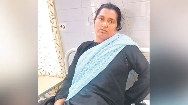 Chittoor: అంగన్వాడీ కార్యకర్తపై కత్తులతో దాడి