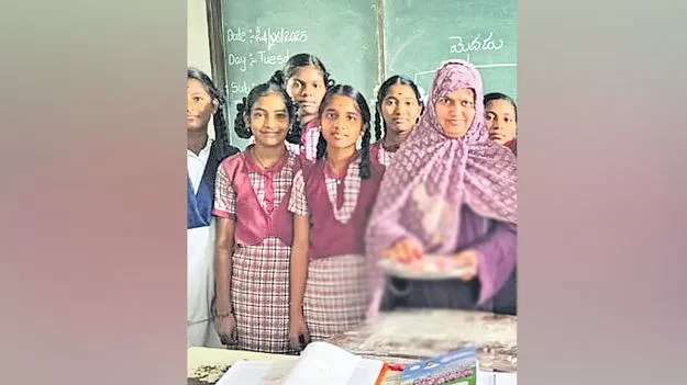 ఆవు మెదడు చూపుతూ పాఠ్యాంశాల బోధన?!