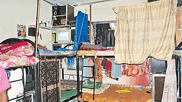 Housing Crisis: పరదా  కాపురాల పాట్లు! 