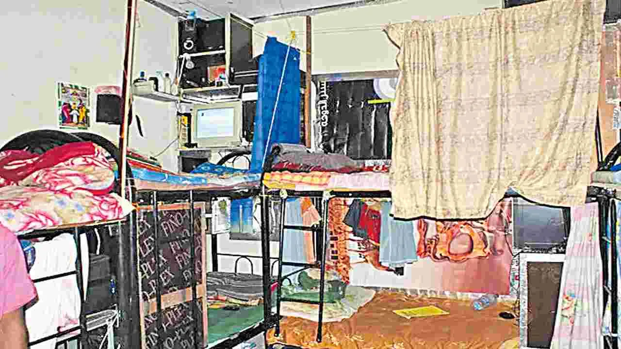 Housing Crisis: పరదా  కాపురాల పాట్లు! 