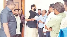 Uttam: ఈఈలుగా పదోన్నతులు కల్పించండి  