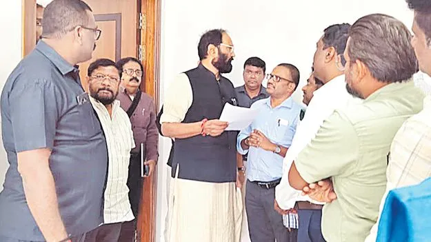 Uttam: ఈఈలుగా పదోన్నతులు కల్పించండి  