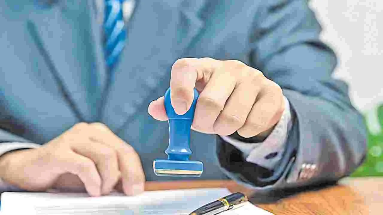 Visa Restrictions: విద్యార్థి, హెల్త్‌కేర్‌ వీసాలకు బ్రేక్‌!