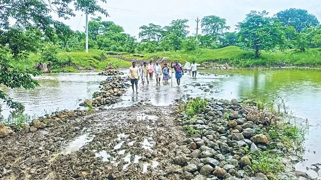 Adilabad: వర్షాకాలం.. వాగు దాటాలంటే హడల్!