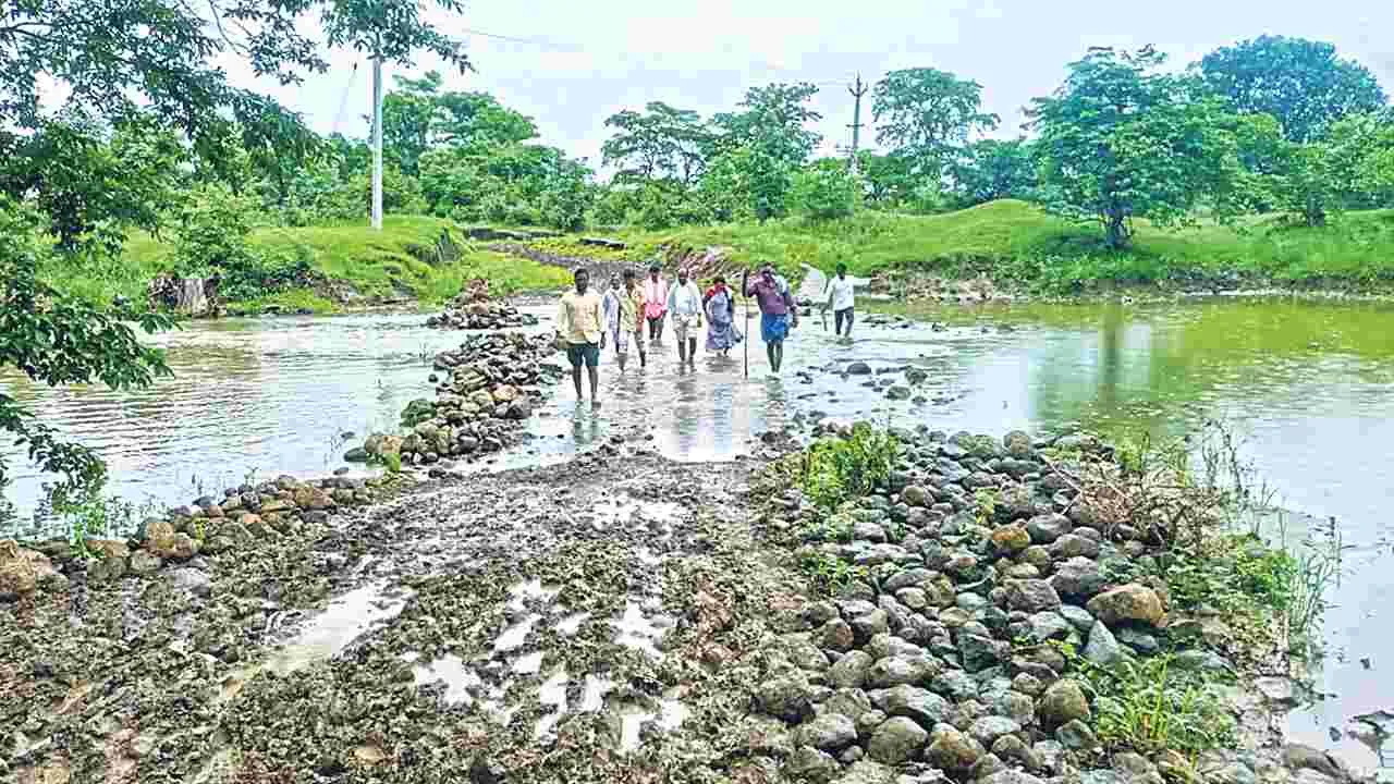Adilabad: వర్షాకాలం.. వాగు దాటాలంటే హడల్‌!