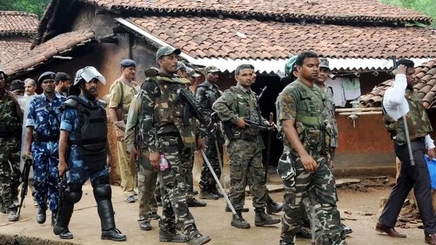 మావోయిస్టుల ఘాతుకం ముగ్గురి హత్య.. 12 మంది కిడ్నాప్‌