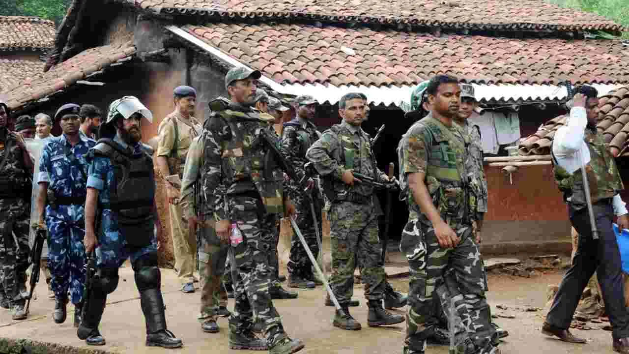 మావోయిస్టుల ఘాతుకం ముగ్గురి హత్య.. 12 మంది కిడ్నాప్‌