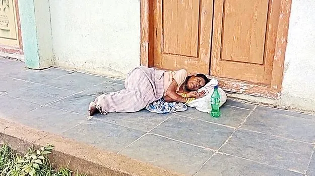 Mahabubabad: వృద్ధురాలైన తల్లిని రోడ్డు మీద వదిలేసి..