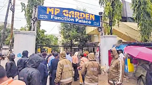 MP Garden: హౌసింగ్‌ బోర్డు అధికారులతో ఫంక్షన్‌ హాల్‌ నిర్వాహకుల గలాటా! 