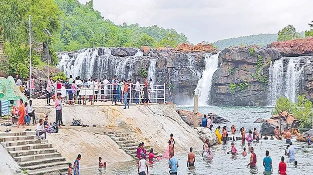 Mulugu: బొగత జలపాతంలో జనసందడి