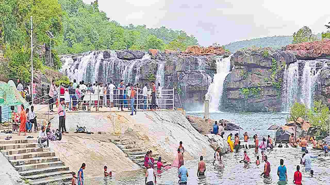 Mulugu: బొగత జలపాతంలో జనసందడి