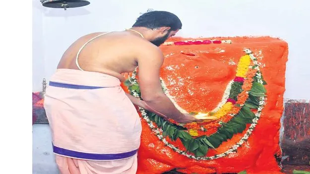 క్షేత్రపాలకుడికి నాగవల్లీ దళార్చనలు 