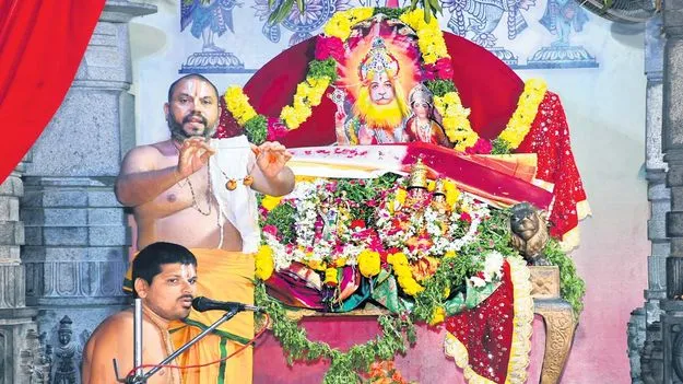 యాదగిరిగుట్టలో శాస్త్రోక్తంగా నిత్యపూజలు 