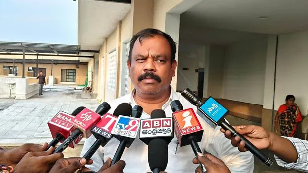 లంచం ఇస్తేనే..బీమా సొమ్ము