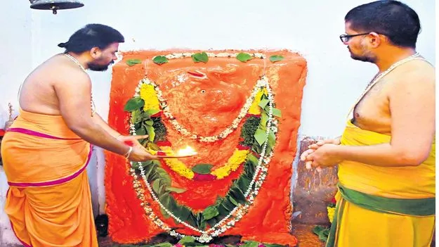 క్షేత్రపాలకుడికి నాగవల్లీ దళార్చనలు 