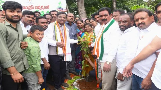 పర్యావరణ పరిరక్షణకు మొక్కలు నాటాలి