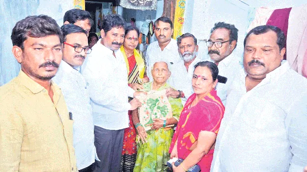 వృద్ధులు, దివ్యాంగుల ఇంటి వద్దకే రేషన్‌ 