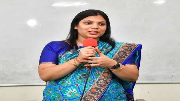  Karimnagar:  విపత్తుల నుంచి ప్రజలను రక్షించేందుకు ఆపదమిత్ర వలంటీర్లు ముందుండాలి 