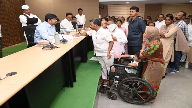 దరఖాస్తులను వేగంగా పరిష్కరించాలి