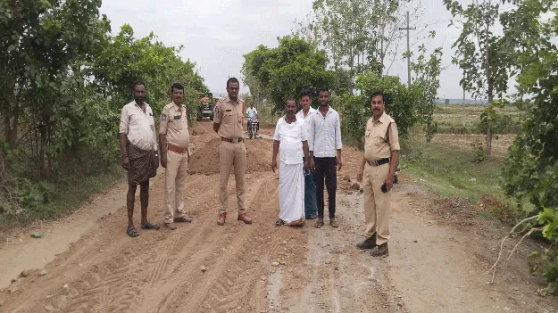 పోలీసుల ఆధ్వర్యంలో రోడ్డుకు మరమ్మతులు
