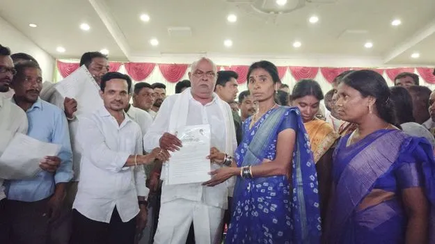 ఇందిరమ్మ ఇళ్ల నిర్మాణాలు త్వరగా చేపట్టాలి