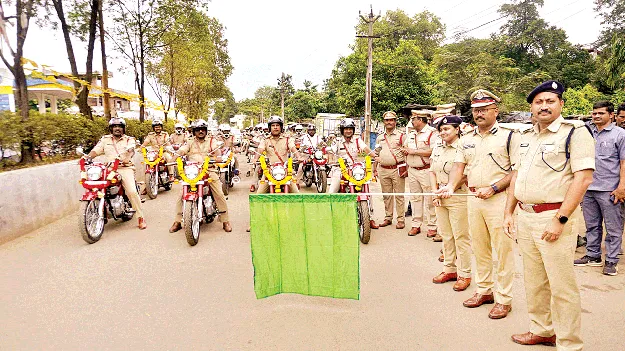    పోలీస్‌ స్టేషన్లకు అత్యాధునిక వాహనాలు